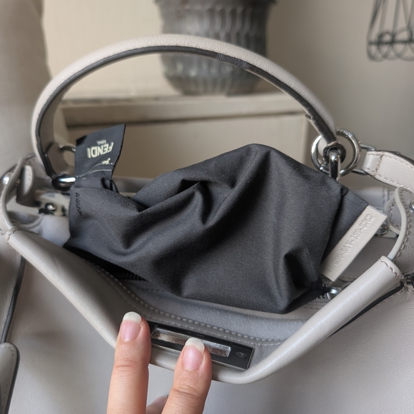 Elegant Beige Peekaboo Style Leather Handbag - Picture 2 of 13